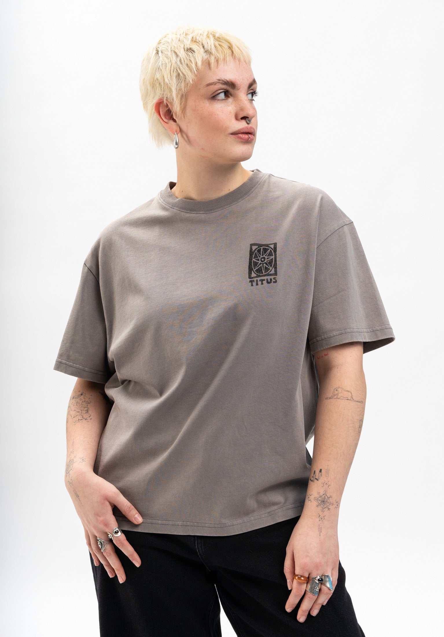 titus-kaede-loose-fit-t-shirt image 1