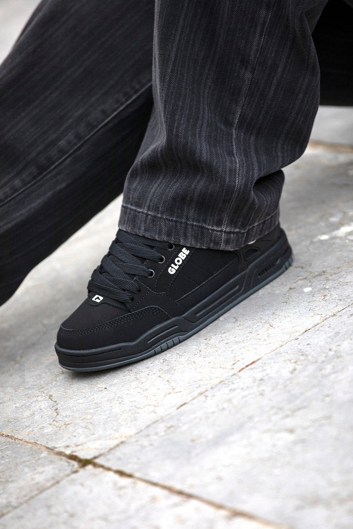 globe-tilt-black-black-tpr-skateschuh image 2