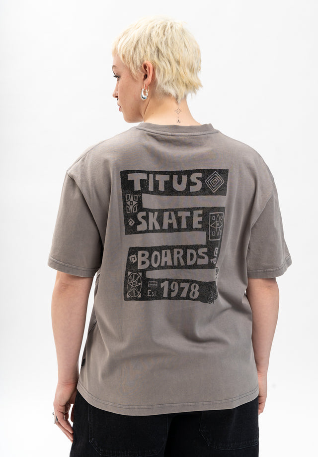 titus-kaede-loose-fit-t-shirt image 2