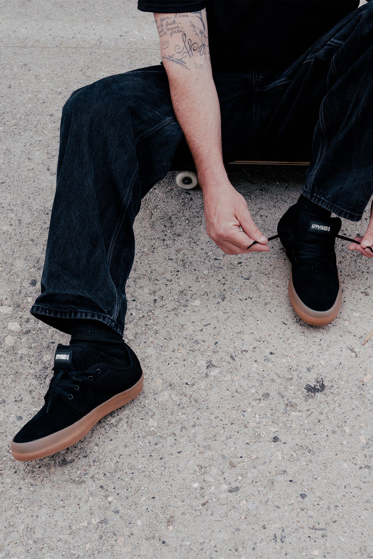 globe-mahalo-skate-shoes-black-gum-crepe image 2