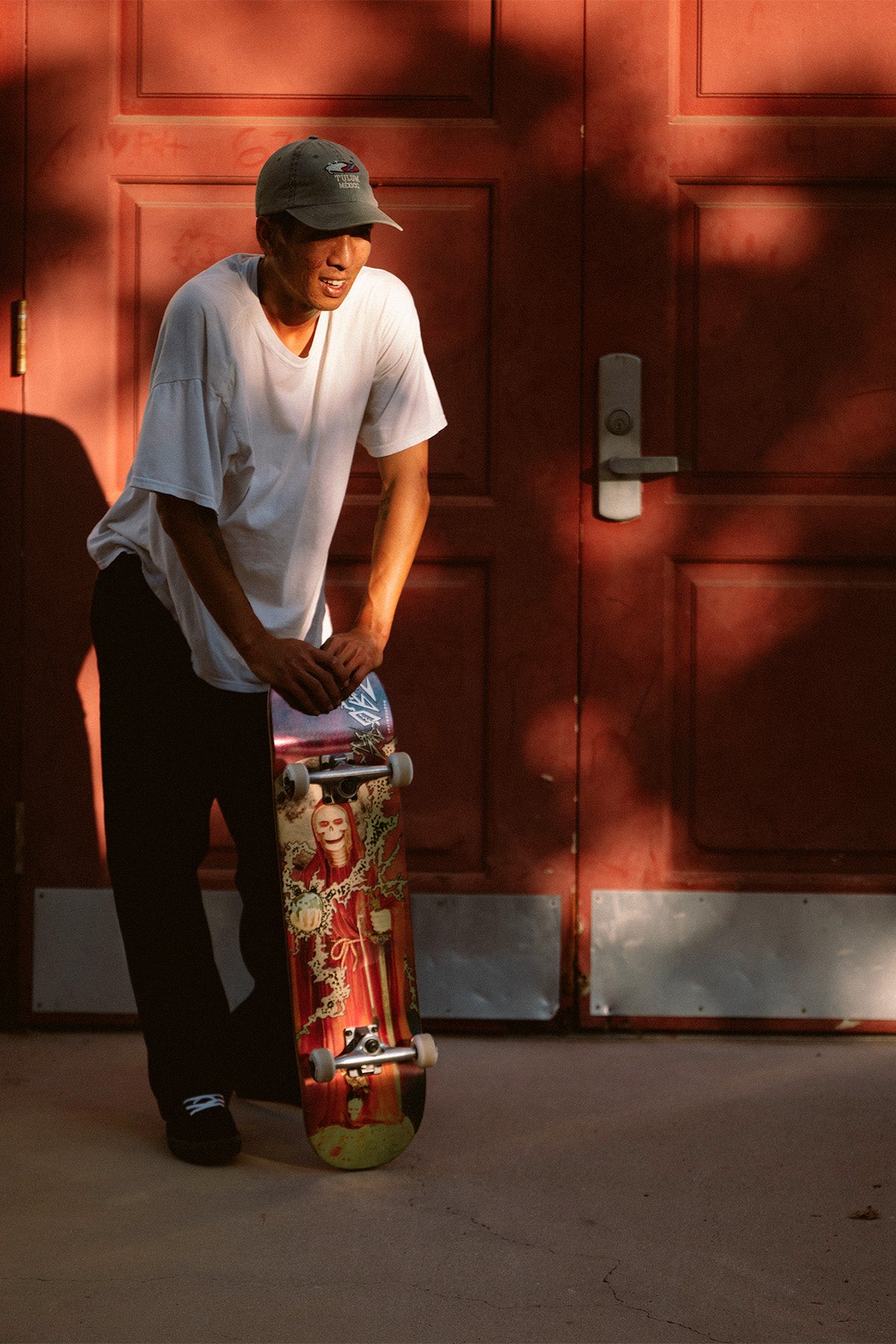 globe-g1-downtown-doom-8-0-skateboard-deck-silver-red image 4
