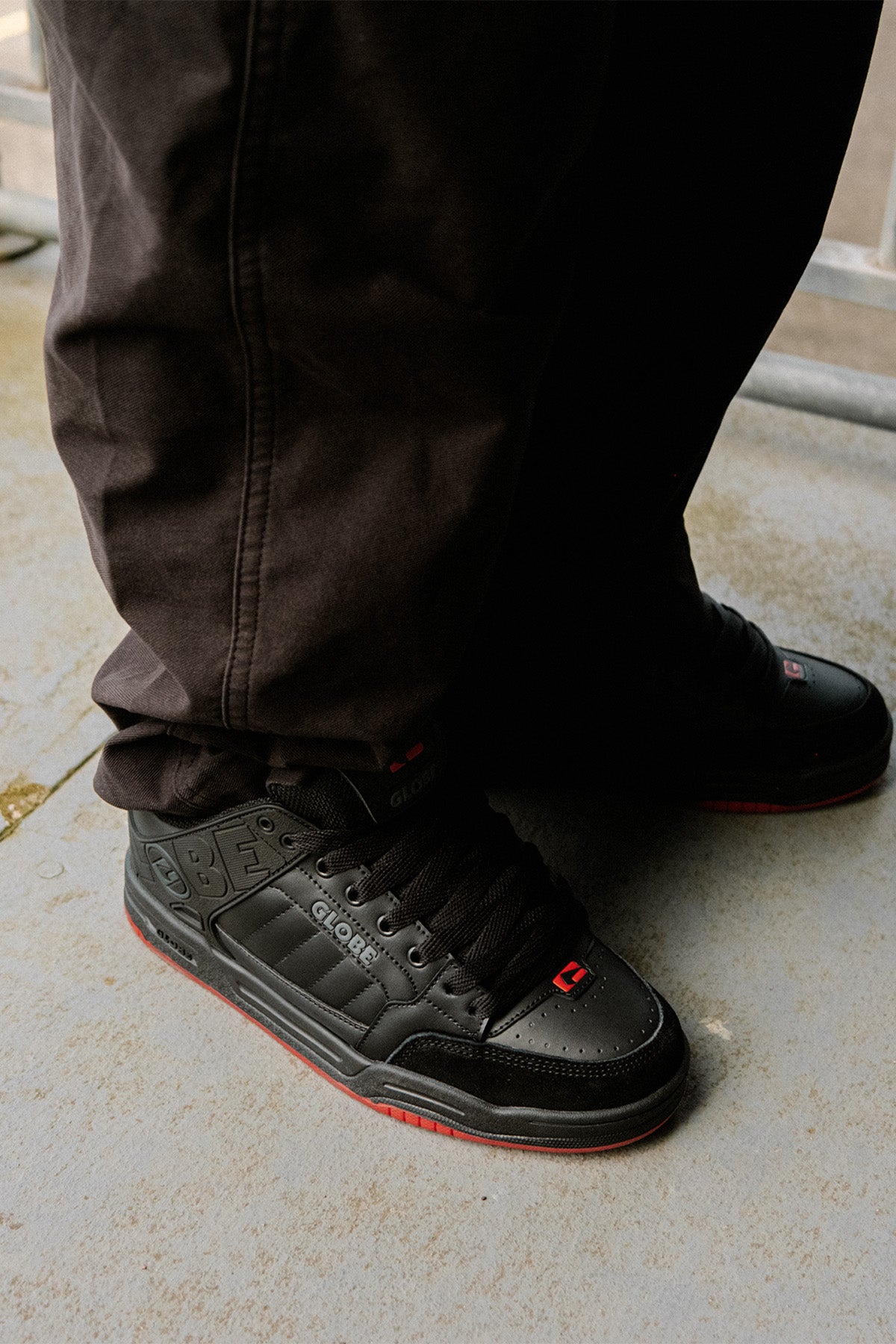 globe-tilt-black-red-charcoal-skateschuhe image 6