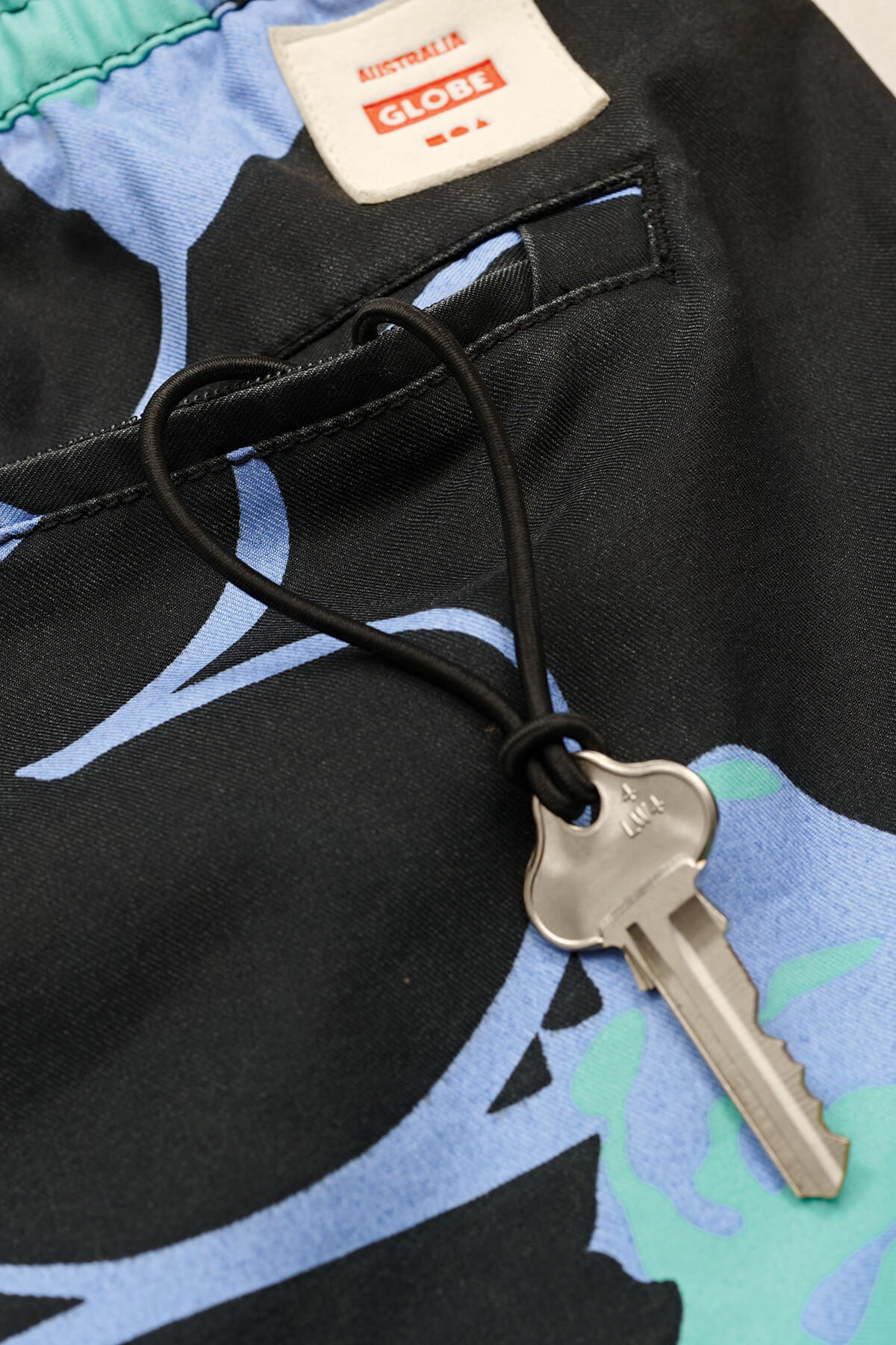 globe-dreamin-wild-poolshort-black-badeshorts image 3