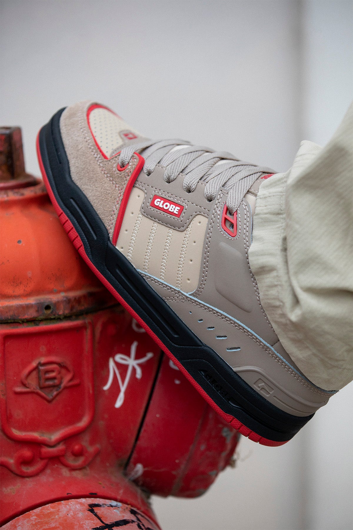 globe-fusion-schuhe-khaki-red image 2
