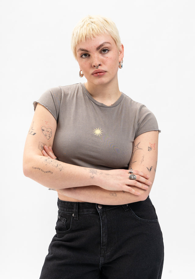 titus-niobe-babytee-cropped-shirt-mit-sun-print image 2