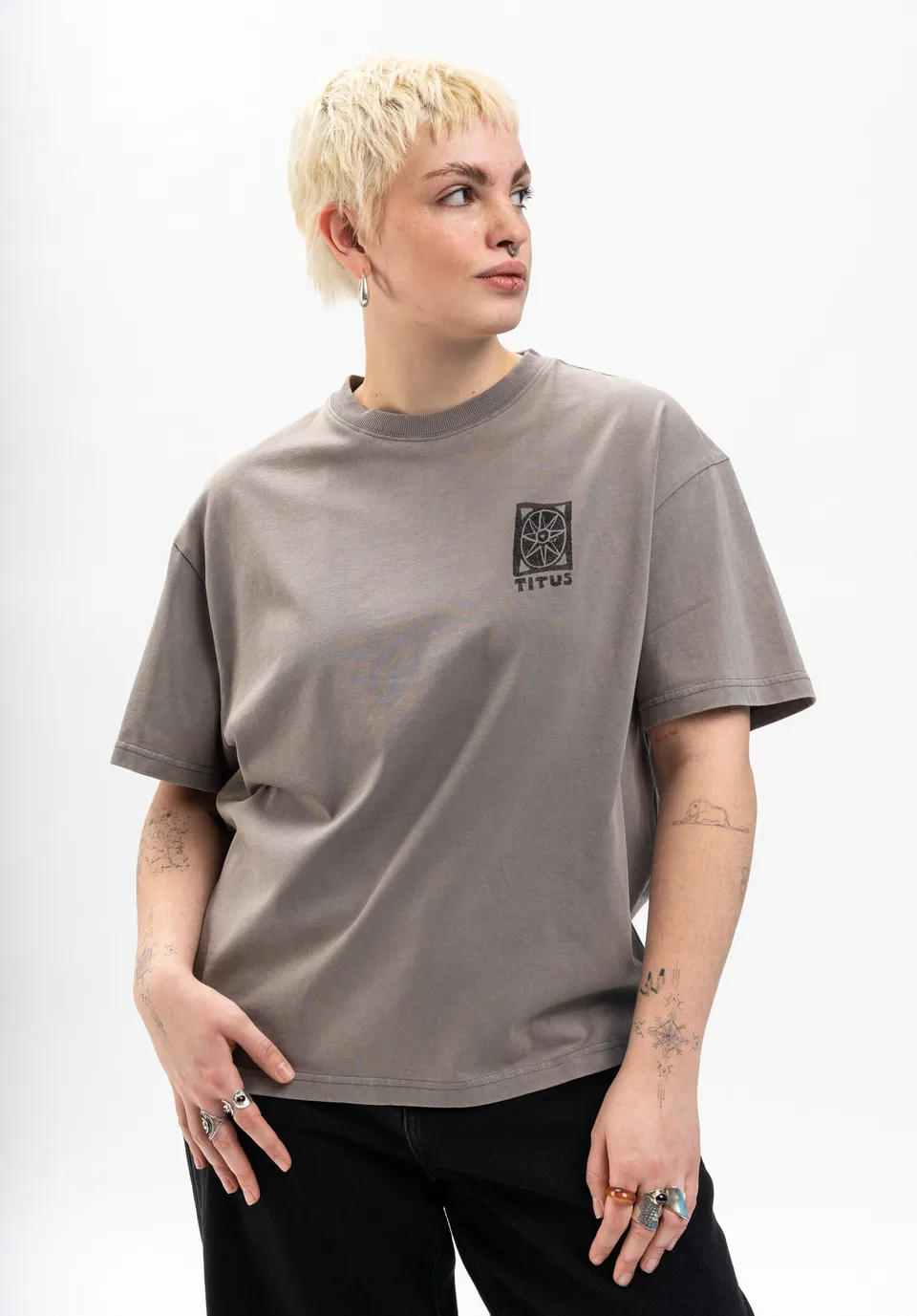titus-kaede-loose-fit-t-shirt image 1
