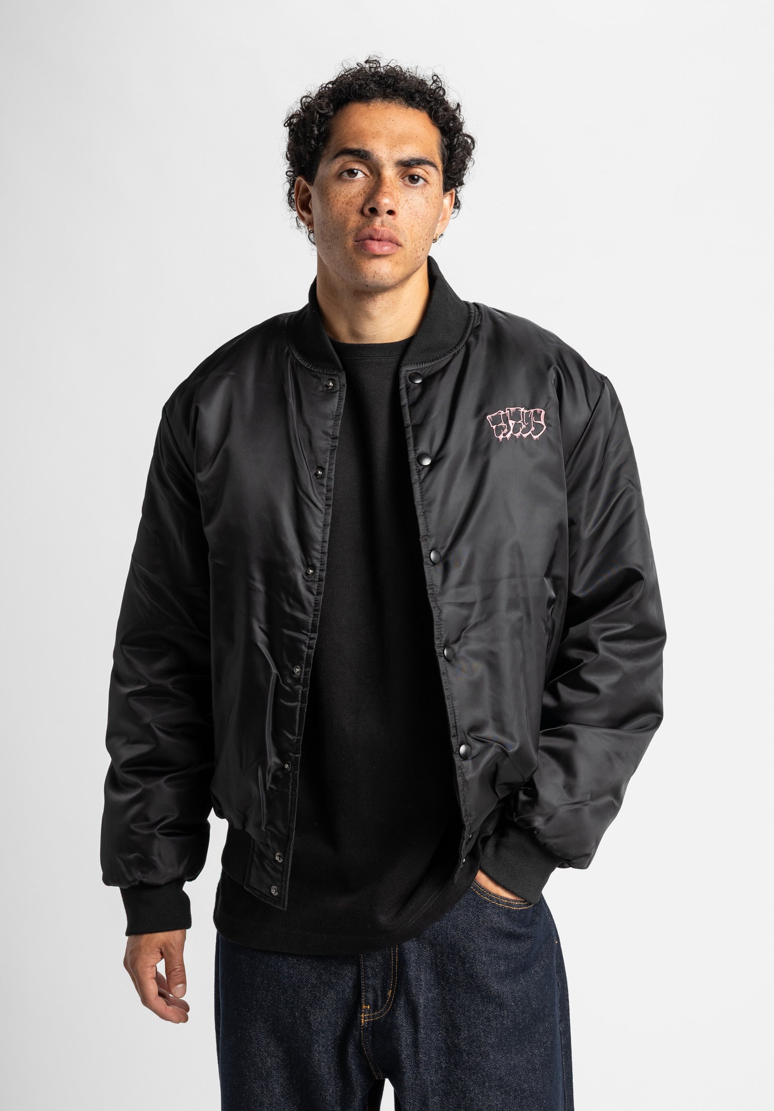 titus-jack-bomberjacke-schwarz-mit-graffiti-stickerei image 1