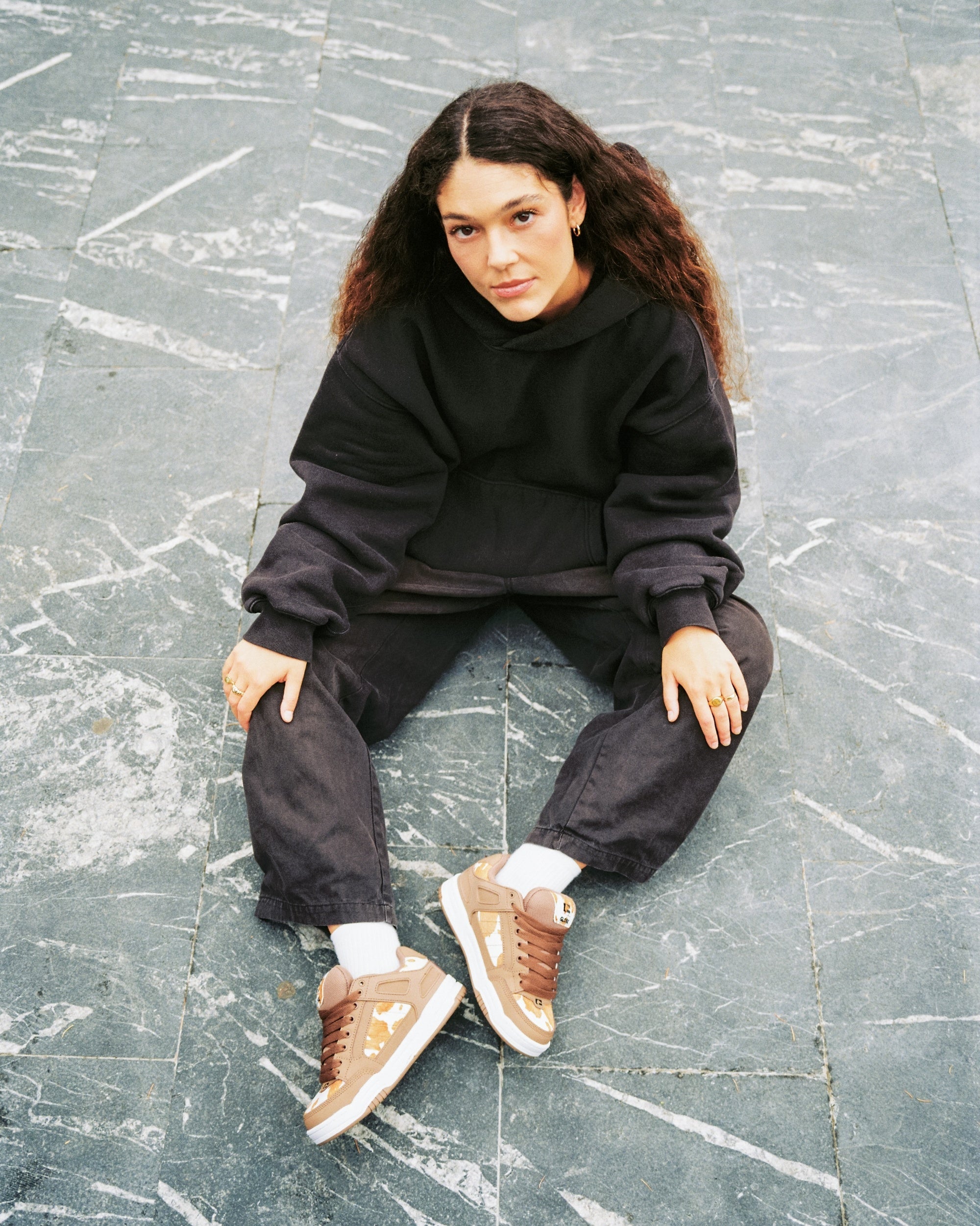 globe-tilt-brown-white-cow-skate-schuhe image 2