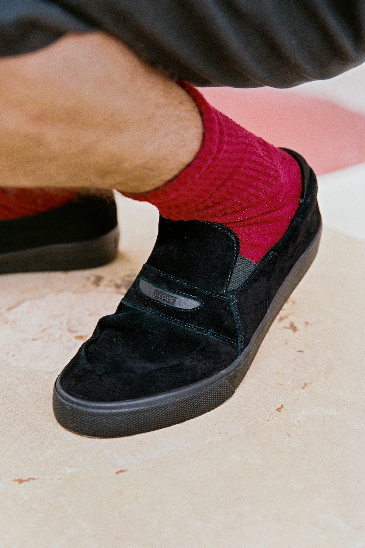 globe-liaizon-schuhe-black-suede image 2