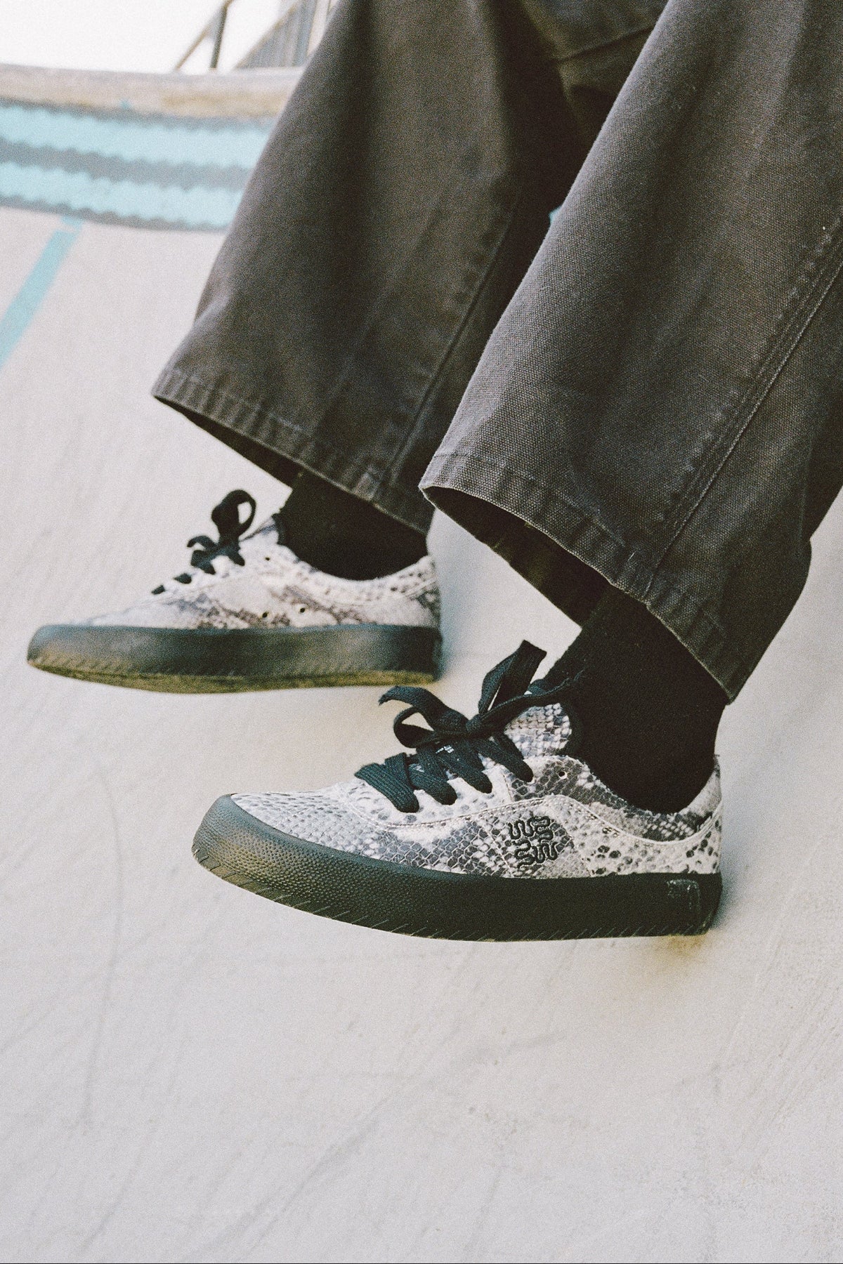 globe-melbek-wasted-talent-black-snake-skateschuh image 2