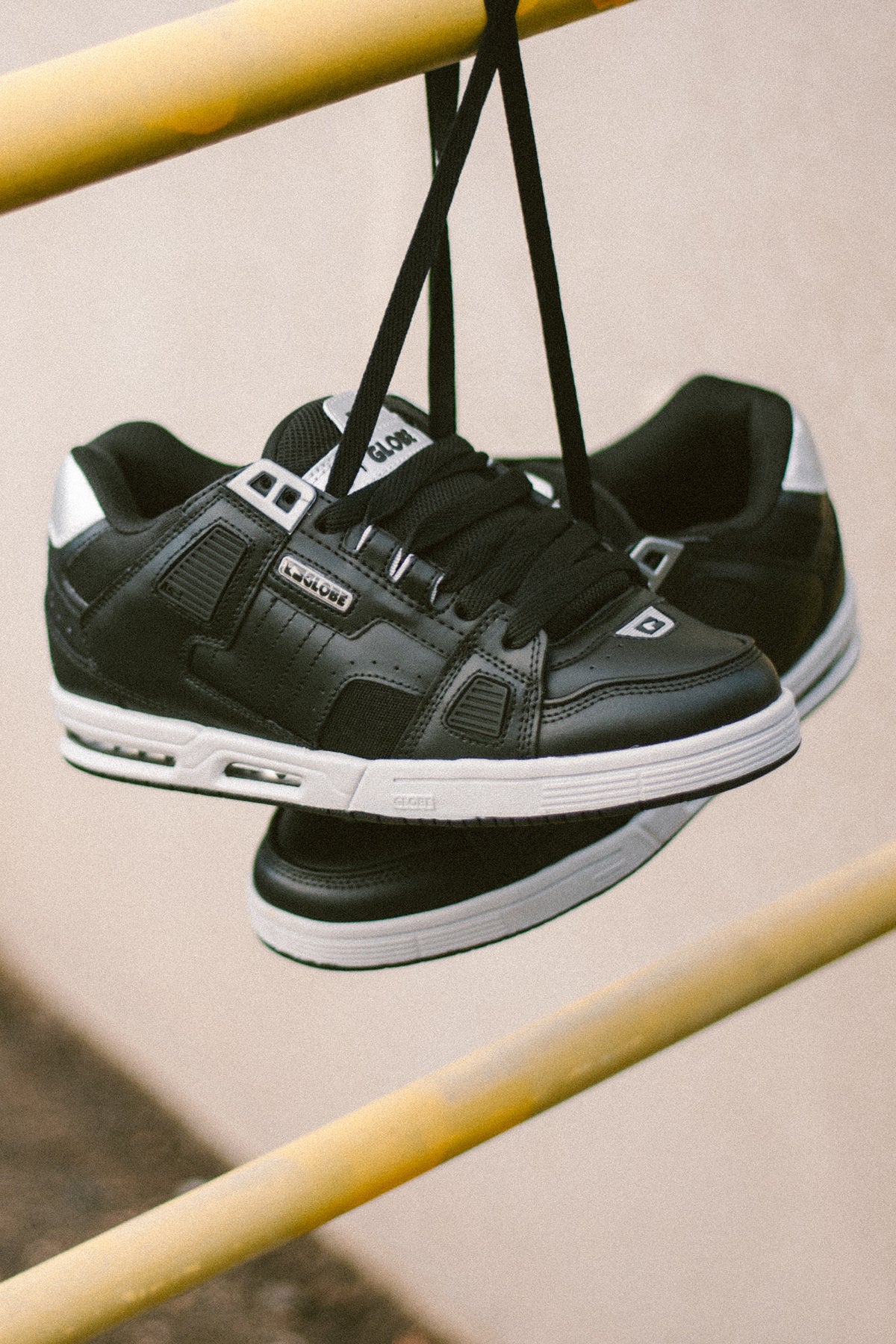 globe-sabre-schuhe-black-silver image 3