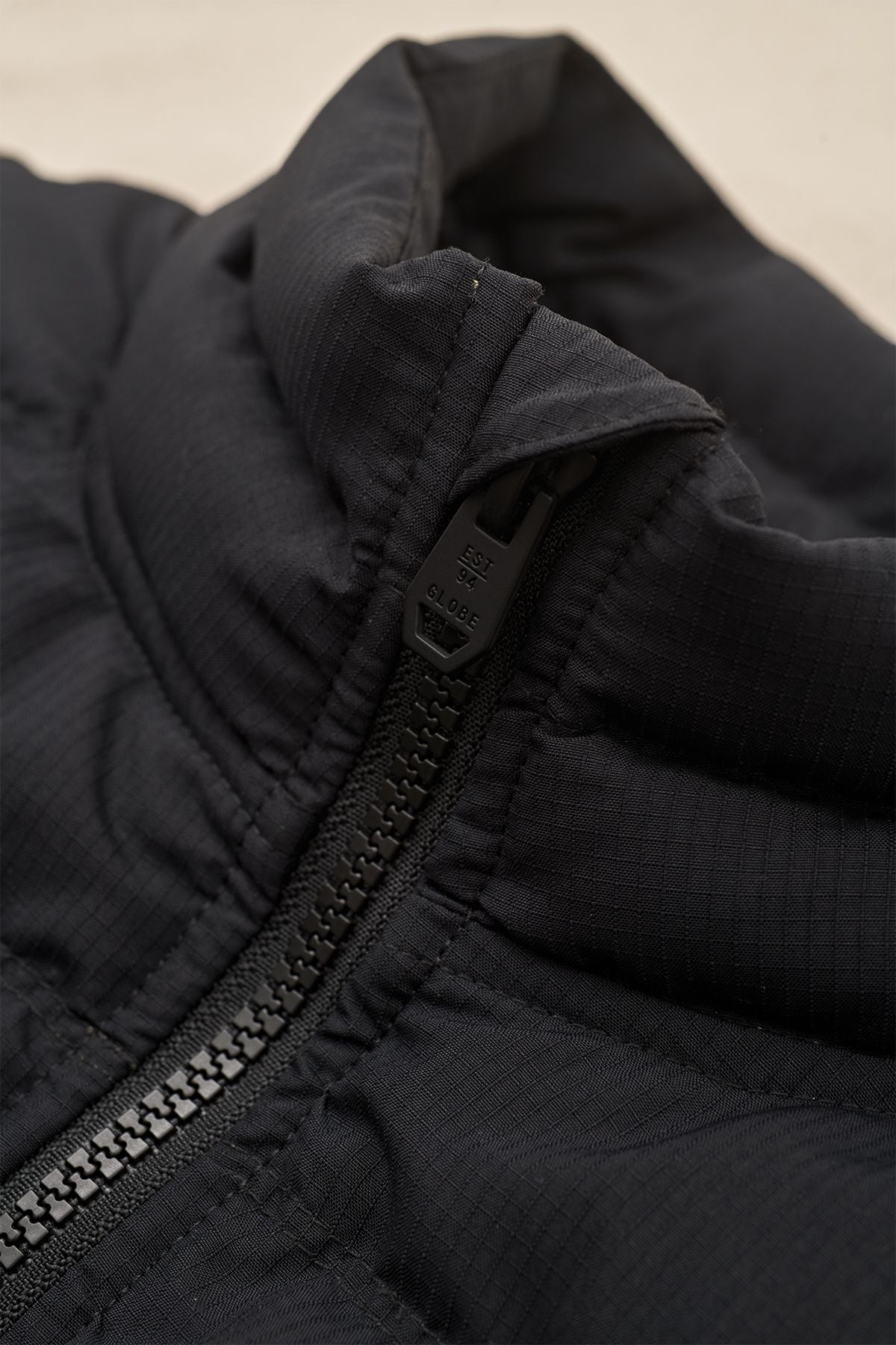 globe-prime-down-jacket-black-pufferjacke-aus-recycling-polyester image 4