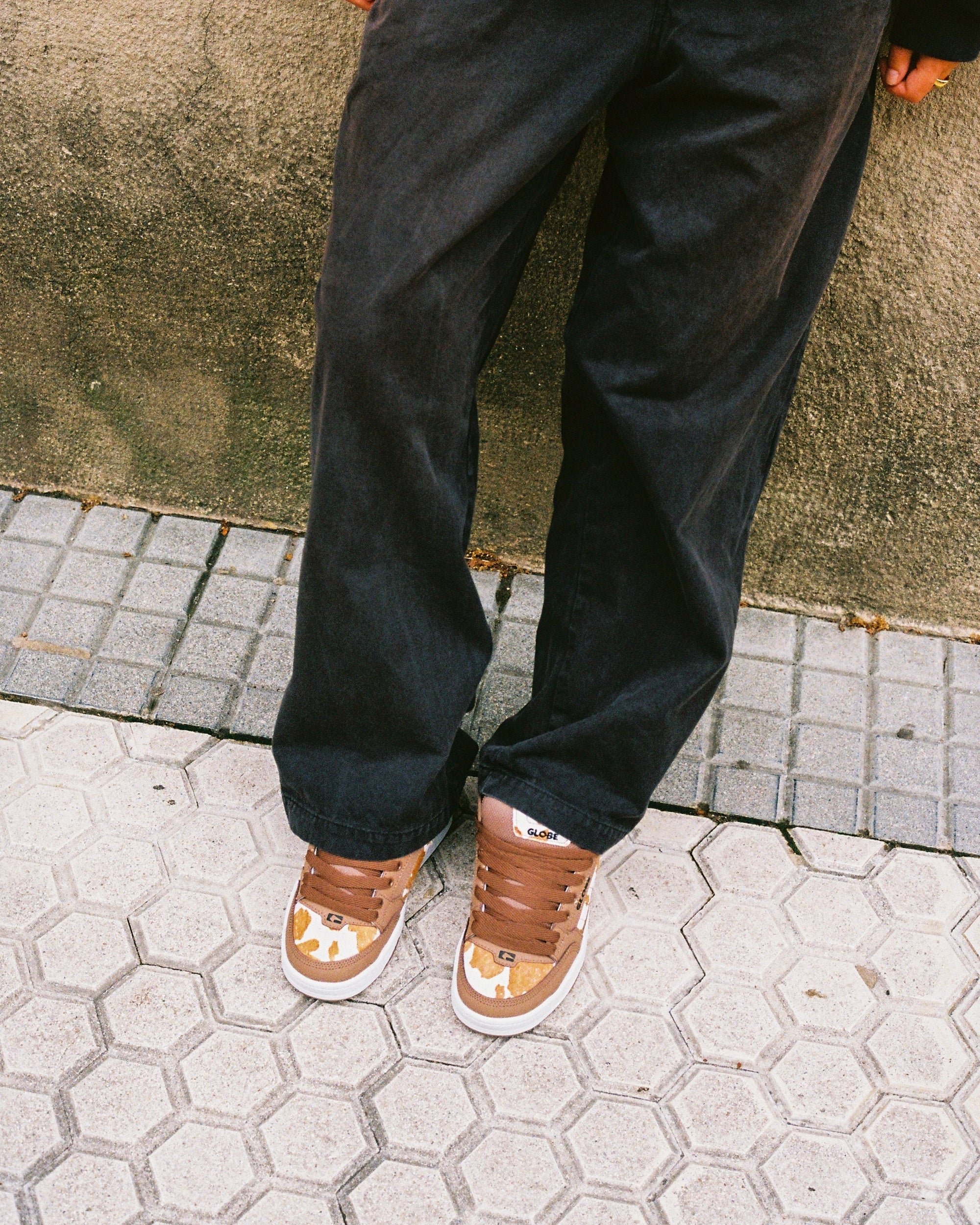 globe-tilt-brown-white-cow-skate-schuhe image 4